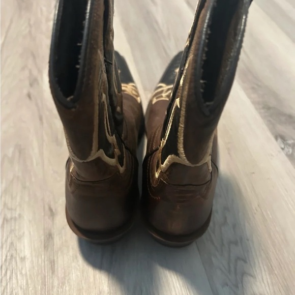Ariat Brown and Black Heeled Boots with Western Flair - Picture 4 of 7